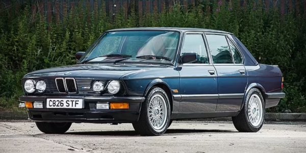 Няма съмнение, че това е абсолютна класика. Пусната на пазара през 1985 година, E28 M5 беше първата M версия на Петата серия на BMW. Когато се появи,  това беше най-бързият автомобил с четири врати, с максимална скорост над 250 км в час.
Неговият шестцилиндров двигател с 24 клапана и 286 к.с. е взет от суперколата M1. Този семеен седан можеше да се похвали с повече рев на мотора от тогавашното 328 на Ferrari. Оттук тръгна легендарната линия на M5. Оригинален баварец сега струва между 15,000 и 83,500 евро, в зависимост от кондицията. 